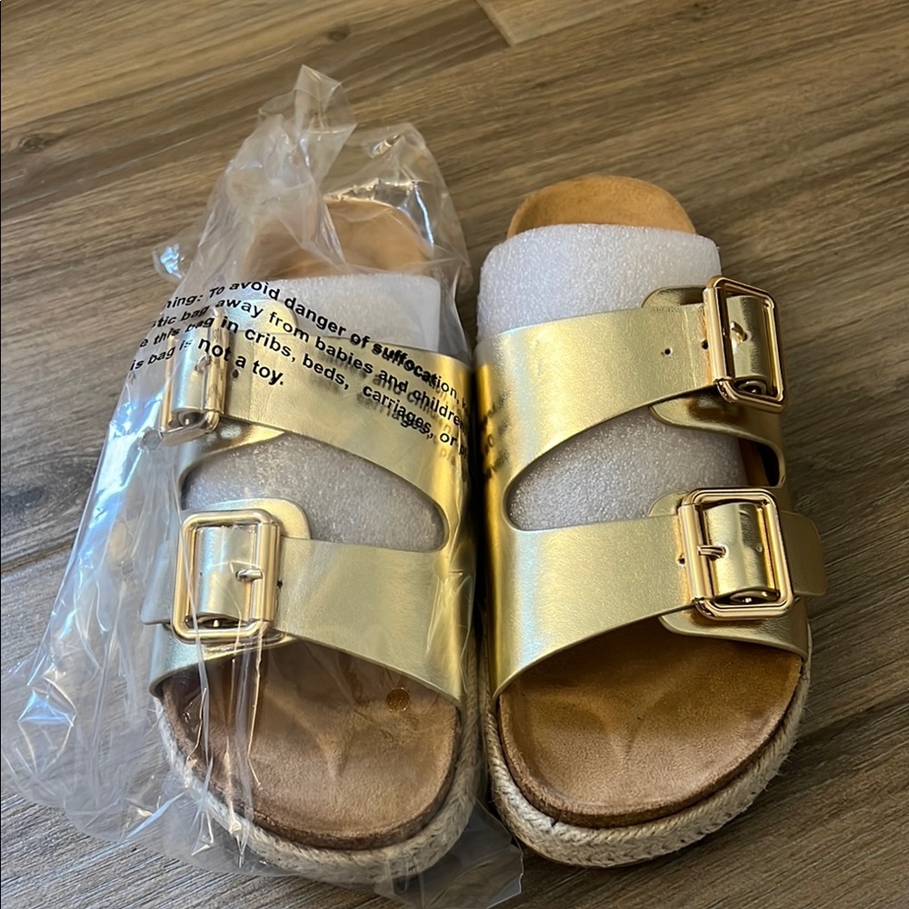 NWT Soda Gold Sandals with Adjustable Straps and Contoured Footbed size 8